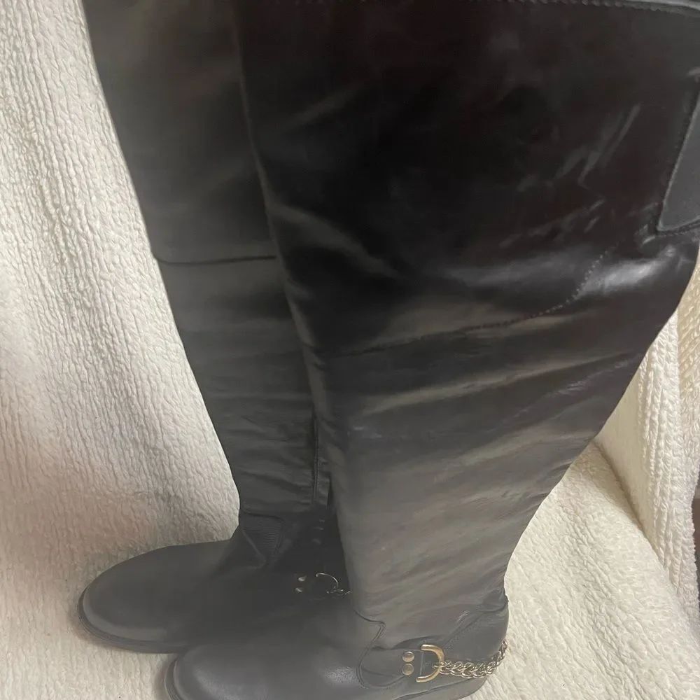 Steve Madden OLGGA Leather Black riding Boots SZ8.5 gold tone chain accent SZ8.5